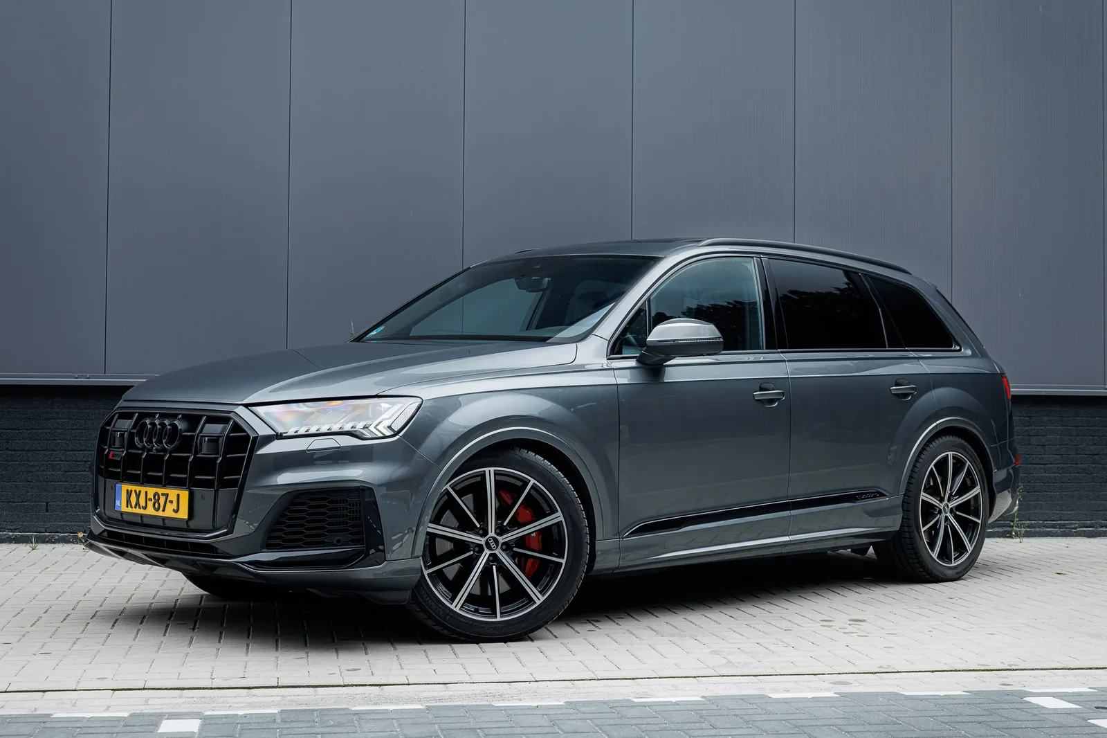 Audi SQ7 4.0 TFSI quattro 2021 in Daytona grijs parel effect, linksvoor