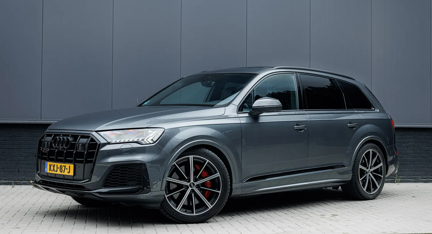 Audi SQ7 4.0 TFSI quattro 2021 in Daytona grijs parel effect, linksvoor