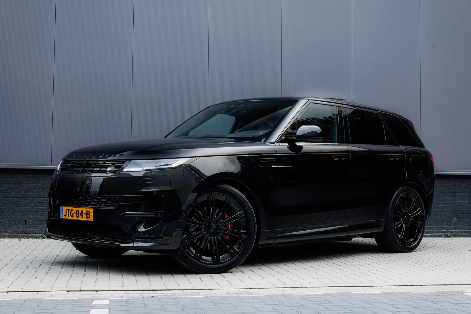 Land Rover Range Rover Sport P460e 2026 in Santorini Black, linksvoor
