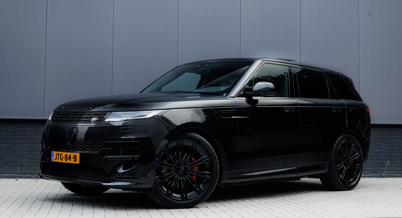 Land Rover Range Rover Sport P460e 2026 in Santorini Black, linksvoor